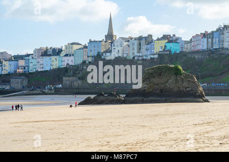 Le case colorate di Tenby, come visto da Tenby Beach, Pembrokeshire, Galles del Sud Foto Stock