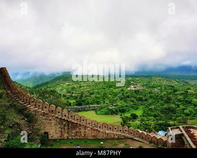 Luogo di nascita di Mewars leggendario re, Maharana Pratap. Kumbhalgarh Fort, Grande Muraglia di India, durante la stagione delle piogge, Rajasthan Turismo, Fort del Rajasthan , Foto Stock