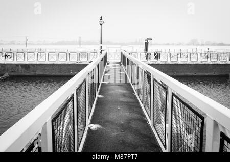 Ponte sul Fiume Avon in inverno Foto Stock