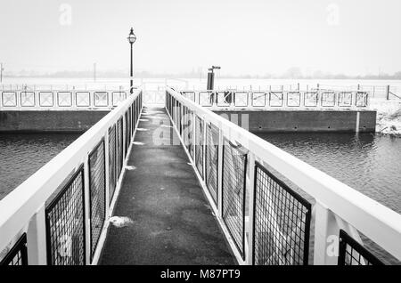 Ponte sul Fiume Avon in inverno Foto Stock