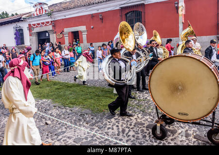 Antigua Guatemala - 18 Febbraio 2018: musicisti in processione nella prima domenica di Quaresima in città con la famosa alle celebrazioni della Settimana Santa Foto Stock