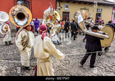 Antigua Guatemala - 18 Febbraio 2018: musicisti in processione nella prima domenica di Quaresima in città con la famosa alle celebrazioni della Settimana Santa Foto Stock