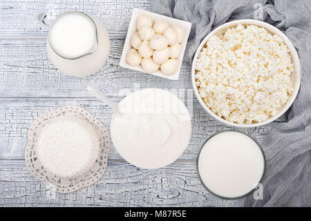 Prodotti lattiero-caseari sul tavolo di legno. Il latte, panna, formaggio e yogurt. I prodotti degli agricoltori. Alimentazione sana Dieta e concetto. Vista superiore Foto Stock