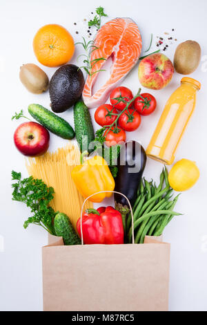 Mangiare sano sfondo. Cibo sano e in piena sacchetto di carta di diversi prodotti di pesce, verdura e frutta su sfondo bianco. Vista superiore Foto Stock
