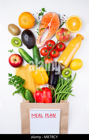 Cibo sano e background. Cibo sano in sacchetto di carta il pesce, la verdura e la frutta in bianco. Shopping Il concetto di cibo. Vista superiore Foto Stock