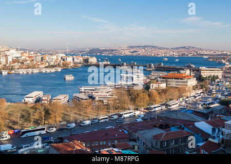 ISTANBUL, Turchia - 09 dicembre 2016 : Panoramica cityscape vista del centro storico della città di Istanbul, con metro sopra Ponte Golden Horn sul luminoso b Foto Stock