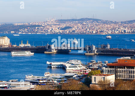 ISTANBUL, Turchia - 09 dicembre 2016 : Panoramica cityscape vista del centro storico della città di Istanbul, con metro sopra Ponte Golden Horn sul luminoso b Foto Stock