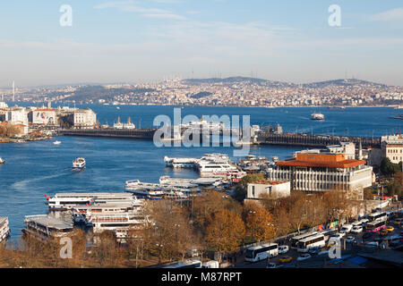 ISTANBUL, Turchia - 09 dicembre 2016 : Panoramica cityscape vista del centro storico della città di Istanbul, con metro sopra Ponte Golden Horn sul luminoso b Foto Stock