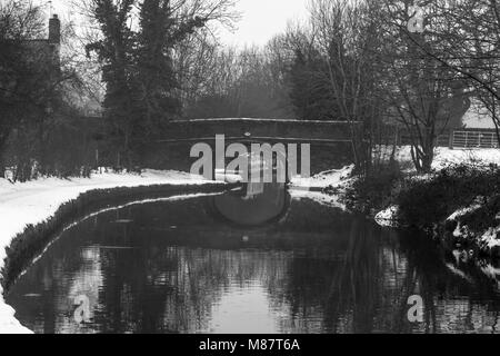 Narrowboats incorniciata da un ponte si vedono ormeggiati in Llangollen Canal nel tardo inverno Foto Stock