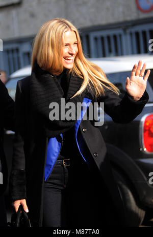 Michelle Hunziker fuori e circa a Milano con: Michelle Hunziker Dove: Milano, Italia Quando: 12 Feb 2018 Credit: IPA/WENN.com * * disponibile solo per la pubblicazione in UK, USA, Germania, Austria, Svizzera** Foto Stock