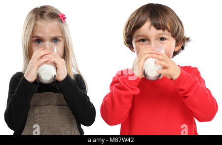 Bambini bambina bambino bere latte vetro kid mangiare sano isolati su sfondo bianco Foto Stock