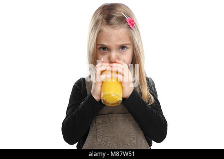 Bambino ragazza ragazzo di bere succo di arancia mangiare sano isolati su sfondo bianco Foto Stock