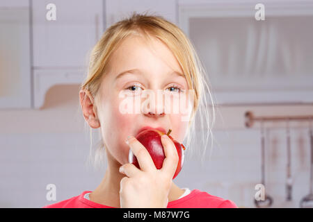 Ragazza bambino kid mangiare frutta apple autunno cadono cucina sana Foto Stock