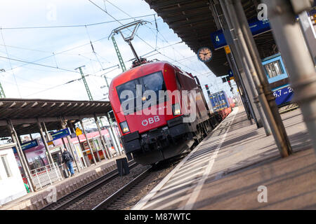 FUERTH / GERMANIA - MARZO 11, 2018: treno merci DALLA OEBB Ferrovie Federali Austriache, passa stazione ferroviaria Fürth in Germania. Foto Stock