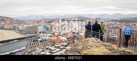 San Sebastian vista panoramica dal Urgull punto di vista collina con i turisti su di esso. Foto Stock