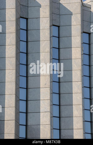 La facciata dell'edificio con belle e moderne di windows Foto Stock