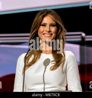 Cleveland Ohio, USA, 18 luglio, 2016 futuro prima signora Melania Trump addressses la Nazionale Repubblicana Nominating Convenzione dal podio in Quicken Arena Sportiva Credito: Mark Reinstein/MediaPunch Foto Stock