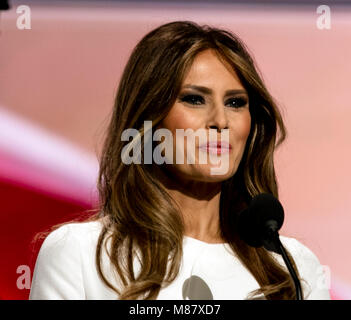 Cleveland Ohio, USA, 18 luglio, 2016 futuro prima signora Melania Trump addressses la Nazionale Repubblicana Nominating Convenzione dal podio in Quicken Arena Sportiva Credito: Mark Reinstein/MediaPunch Foto Stock