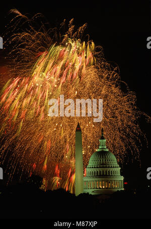 Washington DC., STATI UNITI D'AMERICA, 4 luglio 1993 fuochi d'artificio illuminano il cielo sopra il Campidoglio e il Monumento a Washington. Queste foto sono state scattate dalla parte superiore del tetto del Robert F. Kennedy football Stadium, che è poco più di 1 miglio direttamente a est del Capitol Building. Le foto sono ora le esposizioni su pellicola diapositiva e non sono più immagini costruirsi tramite Photoshop. Ogni immagine è un frame di pellicola con tempi di esposizione fino a 2 minuti ciascuna. Credito: Mark Reinstein/MediaPunch Foto Stock