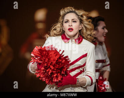 LAS VEGAS NV - 13 ottobre: Madonna esegue al MGM Grand Garden Arena il 13 ottobre 2012 a Las Vegas, Nevada. © Kabik/MediaPunch. Foto Stock