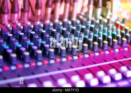 Audio della Console di miscelazione. Musica Audio Mixer nel Night Club Party. Messa a fuoco selettiva. Foto Stock