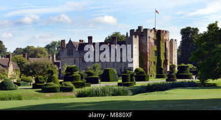 Il castello di Hever, Kent, iniziò come una country house, costruita nel XIII secolo. Dal 1462 al 1539 fu la sede della famiglia Boleyn Foto Stock