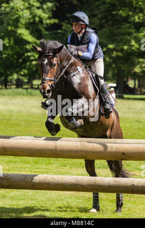 HOUGHTON, NORFOLK/Inghilterra - 27 Maggio 2017: Houghton International Horse Trials 2017 Rosalind Canter riding Pencos Crown Jewel. Tra cui cross country Foto Stock