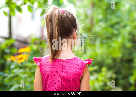 Bambina in abito bambino holdind mano piccolo cestino di lamponi maturi. Close-up Foto Stock