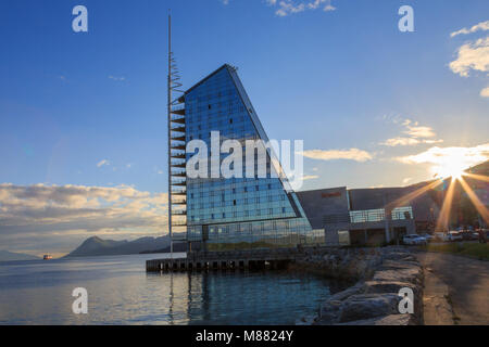 Scandic Hotel Seilet - un alto hotel a forma di nave a vela del, collocato sul bordo del fiordo e che si affaccia sul panorama di Molde in Norvegia Foto Stock