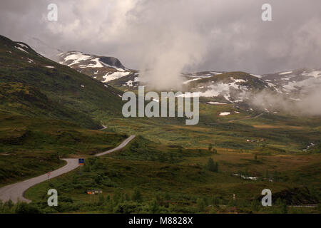 Tindevegen - una strada turistica tra Sognefjorden e Jotunheimen, Norvegia Foto Stock