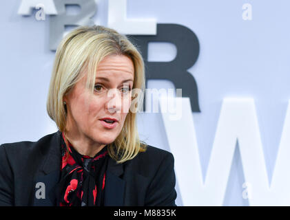 15 marzo 2018, Germania, Lipsia: British autore di bestseller Jojo Moyes seduto sul divano blu alla Fiera del Libro di Lipsia. Questo anno di Leipzig Book Fair corre da 15 - 18 Marzo. Foto: Jens Kalaene/dpa-Zentralbild/dpa Foto Stock