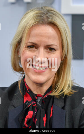 15 marzo 2018, Germania, Lipsia: British autore di bestseller Jojo Moyes seduto sul divano blu alla Fiera del Libro di Lipsia. Questo anno di Leipzig Book Fair corre da 15 - 18 Marzo. Foto: Jens Kalaene/dpa-Zentralbild/dpa Foto Stock