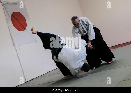 Gerusalemme, Israele. Il 15 marzo, 2018. Sensei DANIEL HERMAN (bicchieri), 5° Dan e Sensei ITZIK ASLAN, 4° Dan, dimostrare le tecniche per gli studenti in una classe di Aikido in Gerusalemme. Aikido è un arte marziale giapponese che aspirano a risolvere i conflitti e a difesa di auto senza danneggiare il pirata informatico, sviluppato da Morihei Ueshiba divenne un distinto e unico di arte marziale nel 1942. Credito: Nir Alon/Alamy Live News Foto Stock