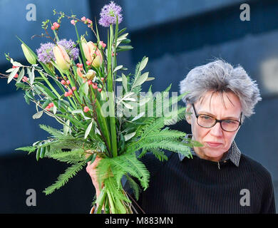 15 marzo 2018, Germania, Lipsia: Autore Esther Kinsky è aggiudicato Fiera del Libro di Lipsia premio al Belletristik (lit. fiction) categoria. Questo anno di Leipzig Book Fair corre da 15 - 18 Marzo. Foto: Jens Kalaene/dpa-Zentralbild/dpa Foto Stock