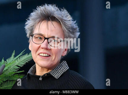 15 marzo 2018, Germania, Lipsia: Autore Esther Kinsky è aggiudicato Fiera del Libro di Lipsia premio al Belletristik (lit. fiction) categoria. Questo anno di Leipzig Book Fair corre da 15 - 18 Marzo. Foto: Jens Kalaene/dpa-Zentralbild/dpa Foto Stock