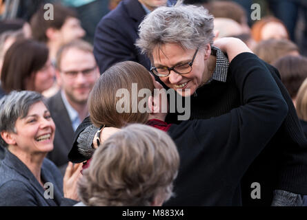 15 marzo 2018, Germania, Lipsia: Autore Esther Kinsky (R), vincitore della Fiera del Libro di Lipsia premio al Belletristik (lit. fiction) categoria. Questo anno di Leipzig Book Fair corre da 15 - 18 Marzo. Foto: Monika Skolimowska/dpa-Zentralbild/dpa Foto Stock