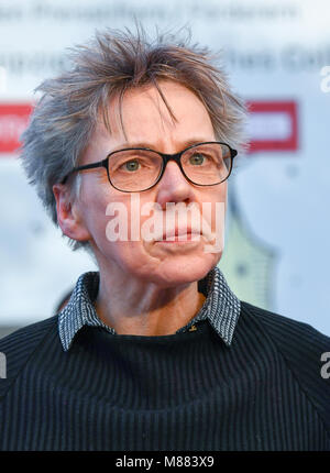 15 marzo 2018, Germania, Lipsia: Autore Esther Kinsky è aggiudicato Fiera del Libro di Lipsia premio al Belletristik (lit. fiction) categoria. Questo anno di Leipzig Book Fair corre da 15 - 18 Marzo. Foto: Jens Kalaene/dpa-Zentralbild/dpa Foto Stock