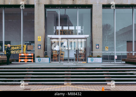 Sheffield, Regno Unito. Il 15 marzo, 2018. L'Arts Tower presso l'Università di Sheffield, UK. Il giorno 2 della carriera dello studente protesta. Un gruppo di studenti si chiama Sheffield studente lavoratore la solidarietà ha detto che ha organizzato la protesta in solidarietà con il corpo del personale di università e college di unione che martedì ha respinto una proposta per porre fine a un conflitto in corso ulteriore istruzione pensioni. Credito: Ashley Mayes/Alamy Live News Foto Stock