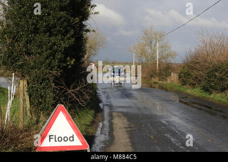 Moira, Irlanda del Nord. Il 15 marzo 2018. Regno Unito - previsioni del tempo - quasi pioggia continua per 24 ore ha provocato il fiume Lagan per scoppiare le sue banche nella contea di Down appena fuori Moira. Van guidando attraverso l'alluvione. Credito: David Hunter/Alamy Live News. Foto Stock