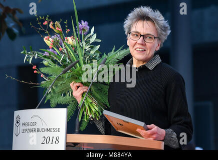 15 marzo 2018, Germania, Lipsia: Autore Esther Kinsky è aggiudicato Fiera del Libro di Lipsia premio al Belletristik (lit. fiction) categoria. Questo anno di Leipzig Book Fair corre da 15 - 18 Marzo. Foto: Jens Kalaene/dpa-Zentralbild/dpa Foto Stock