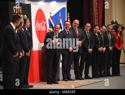 Il Cairo, Egitto. 1a gen, 2016. Un handout foto rilasciata dalla presidenza egiziana su Marzo 15, 2018 mostra il presidente egiziano Abdel Fattah al-Sisi (C-L) parlare prima della Coppa del Mondo FIFA come tours il globo in vista del 2018 FIFA World Cup in Russia, come egli si rivolge Egyptian National football team capitano Essam Al-Hadari (L), pensionato Egyptian football star Hazem Imam (2nd-L), Egyptian National football team manager Hector Cuper dall Argentina (3rd-L), pensionato francese football star Christian Karembeu (4th-L), e il Ministro della Gioventù e dello sport Khaled Abdel Aziz (5. Foto Stock