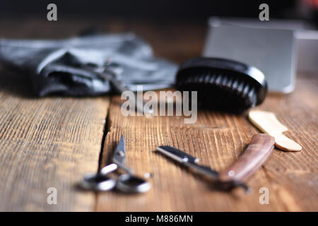 Strumenti vintage di Barber shop su sfondo di legno Foto Stock