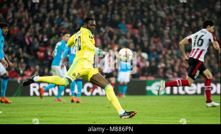 Bilbao, Spagna. Il 15 marzo, 2017. Steve Mandanda (Olympique Marsiglia, portiere) in azione durante il 2017/2018 UEFA Europa League Round di 16 partita di calcio tra Athletic Club e Olympique De Marseille a San Mames Stadium il 15 marzo 2017 a Bilbao, Spagna. Credito: David Gato/Alamy Live News Foto Stock