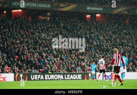 Bilbao, Spagna. Il 15 marzo, 2017. Aritz Aduriz (Athletic Club, avanti) durante il 2017/2018 UEFA Europa League Round di 16 partita di calcio tra Athletic Club e Olympique De Marseille a San Mames Stadium il 15 marzo 2017 a Bilbao, Spagna. Credito: David Gato/Alamy Live News Foto Stock