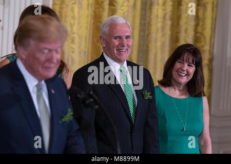 Il Vicepresidente degli Stati Uniti Mike Pence e seconda lady Karen Pence guardare come presidente degli Stati Uniti Trump parla durante il Shamrock Bowl presentazione presso la Casa Bianca di Washington, DC, Marzo 15th, 2018. Credito: Alex Edelman/Piscina via CNP /MediaPunch Foto Stock