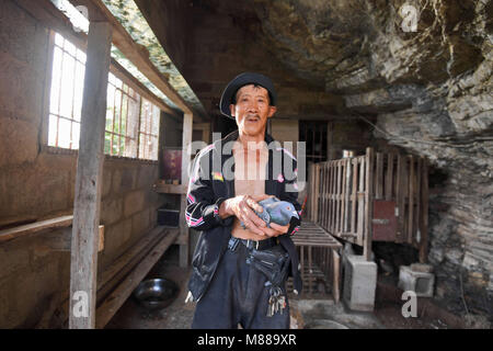 Guiyan, Guiyan, Cina. 16 Mar, 2018. Guiyang, CINA-Peng Xingxiang, un 60-anno-vecchio uomo, vive da solo in una grotta sulla rupe per dieci anni di Guiyang, nel sud-ovest della Cina di Guizhou. Credito: SIPA Asia/ZUMA filo/Alamy Live News Foto Stock