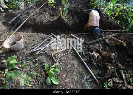 Guiyan, Guiyan, Cina. 16 Mar, 2018. Guiyang, CINA-Peng Xingxiang, un 60-anno-vecchio uomo, vive da solo in una grotta sulla rupe per dieci anni di Guiyang, nel sud-ovest della Cina di Guizhou. Credito: SIPA Asia/ZUMA filo/Alamy Live News Foto Stock