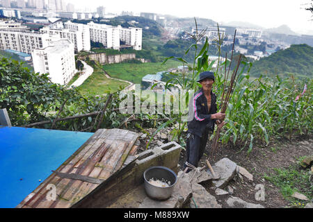 Guiyan, Guiyan, Cina. 16 Mar, 2018. Guiyang, CINA-Peng Xingxiang, un 60-anno-vecchio uomo, vive da solo in una grotta sulla rupe per dieci anni di Guiyang, nel sud-ovest della Cina di Guizhou. Credito: SIPA Asia/ZUMA filo/Alamy Live News Foto Stock