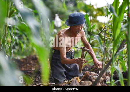 Guiyan, Guiyan, Cina. 16 Mar, 2018. Guiyang, CINA-Peng Xingxiang, un 60-anno-vecchio uomo, vive da solo in una grotta sulla rupe per dieci anni di Guiyang, nel sud-ovest della Cina di Guizhou. Credito: SIPA Asia/ZUMA filo/Alamy Live News Foto Stock