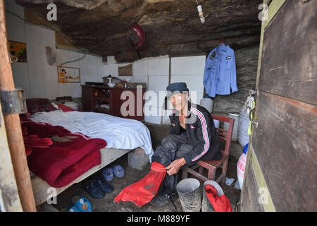 Guiyan, Guiyan, Cina. 16 Mar, 2018. Guiyang, CINA-Peng Xingxiang, un 60-anno-vecchio uomo, vive da solo in una grotta sulla rupe per dieci anni di Guiyang, nel sud-ovest della Cina di Guizhou. Credito: SIPA Asia/ZUMA filo/Alamy Live News Foto Stock